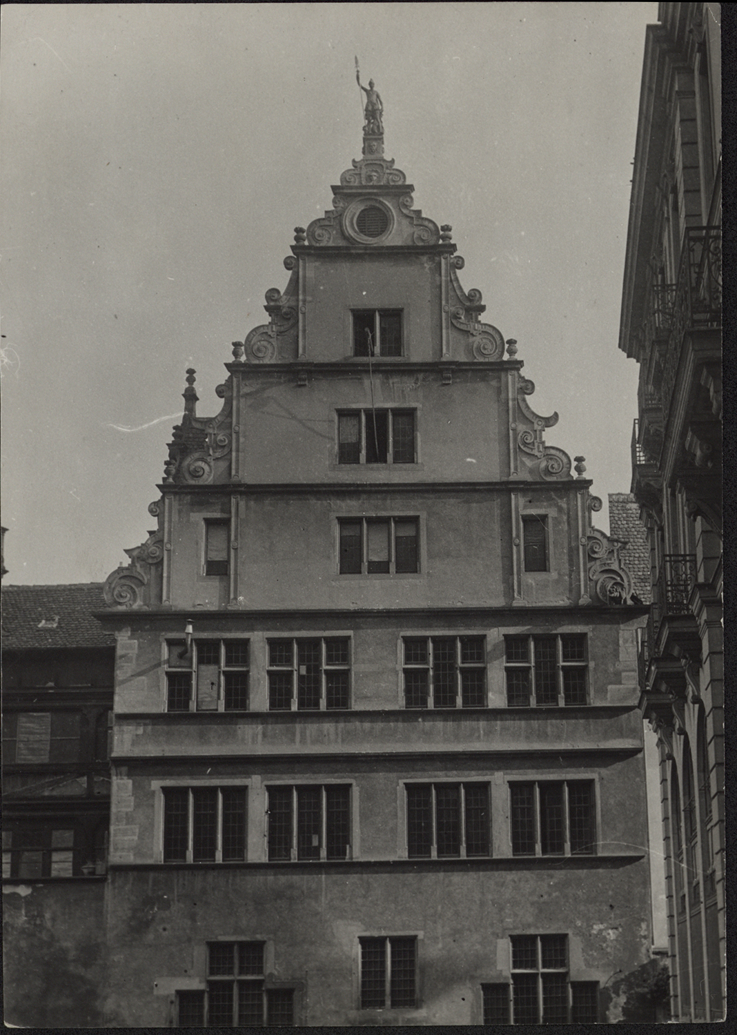 Vue d’ensemble de la façade sur la place du bâtiment ouest.