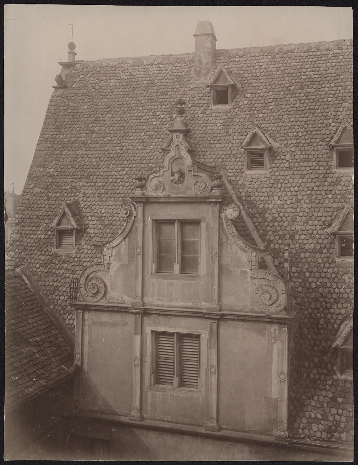 Vue de détail du pignon du bâtiment ouest sur la cour.