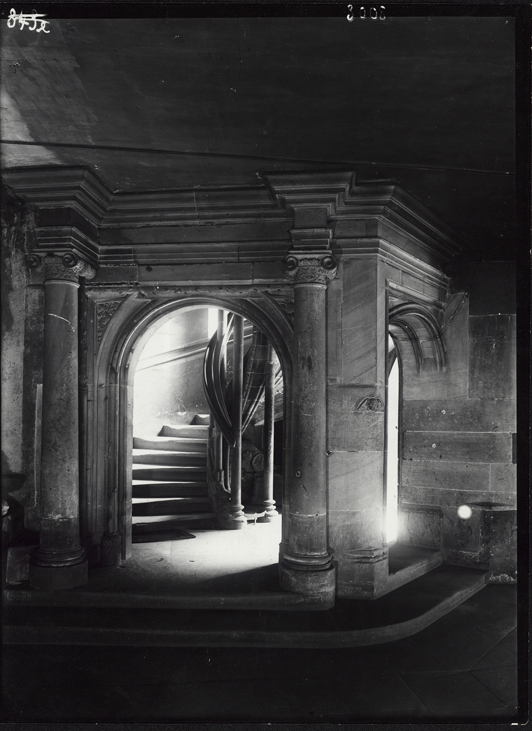 Vue d’ensemble de l'escalier à vis du bâtiment est.