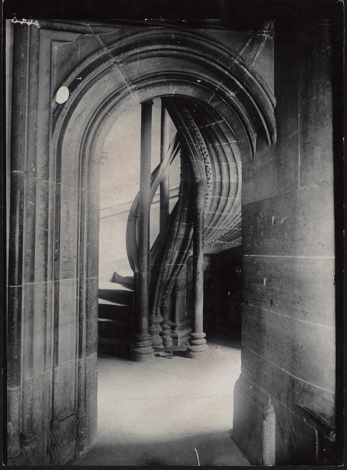 Vue de détail du départ de l'escalier à vis du bâtiment est.