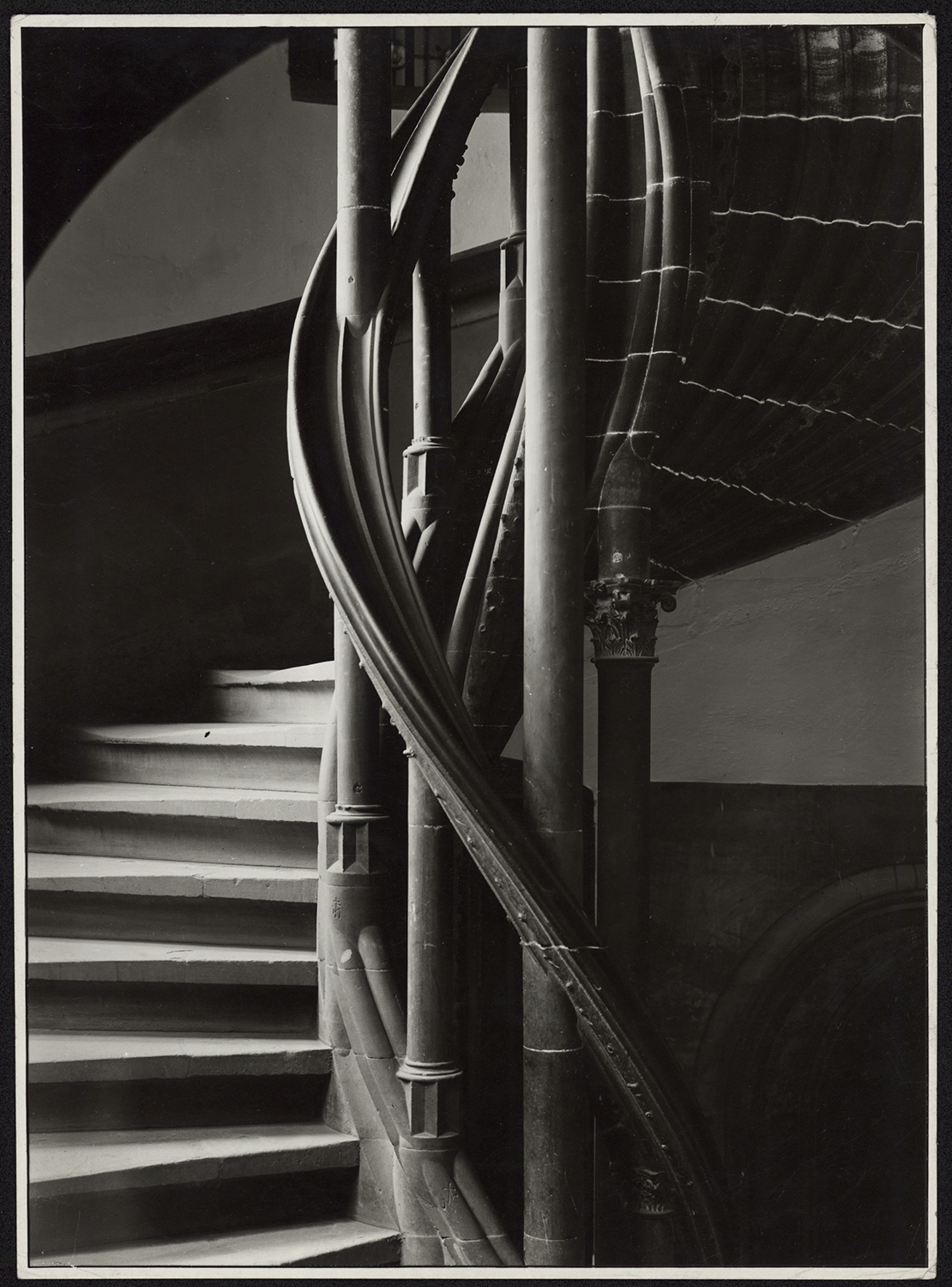 Vue de détail de la rampe de l’escalier à vis du bâtiment est.