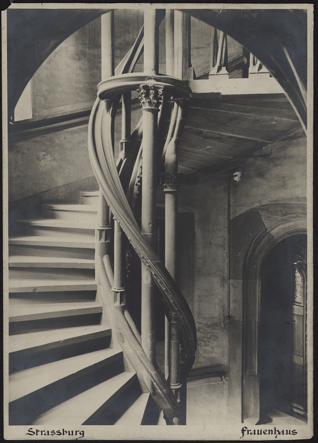 Vue de détail de l’escalier à vis du bâtiment est.