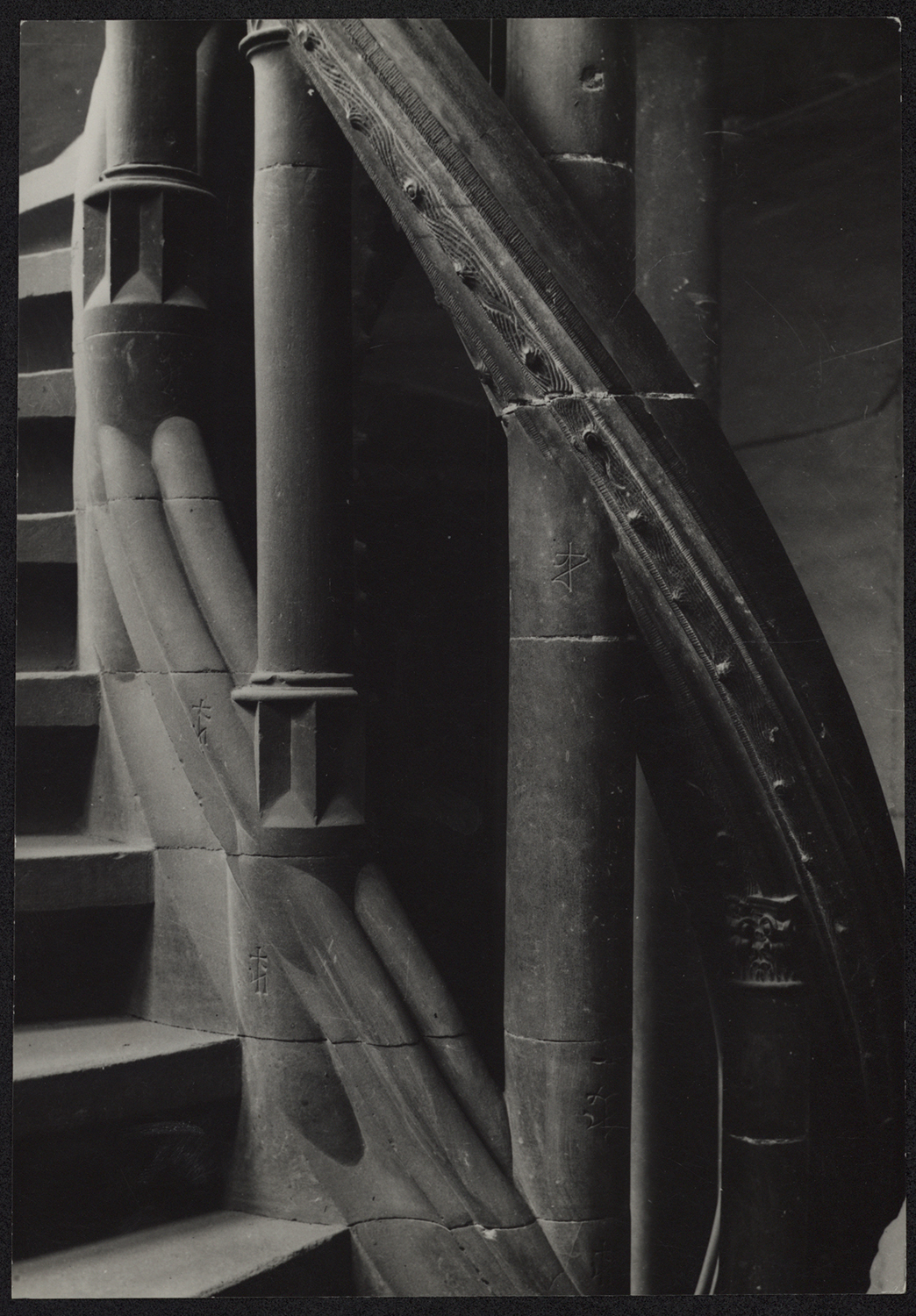 Vue de détail de la rampe de l’escalier à vis du bâtiment est.