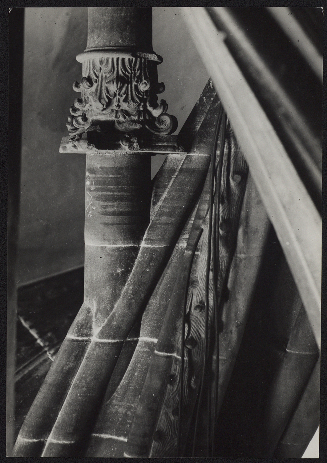 Vue de détail de la rampe de l’escalier à vis du bâtiment est.