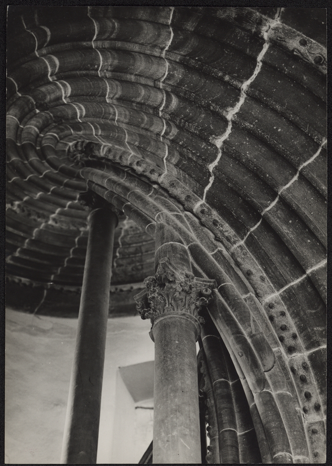 Vue de détail du dessous des marches de l’escalier à vis du bâtiment est.