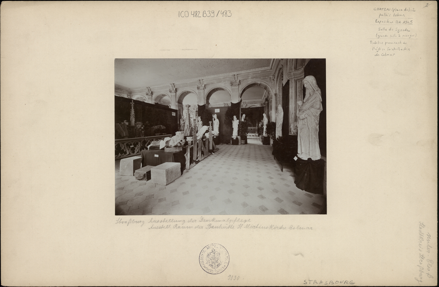 Vue d’ensemble de l’exposition de 1905 relative aux monuments historiques dans la salle du synode (salle consacrée à l’église Saint-Martin de Colmar).