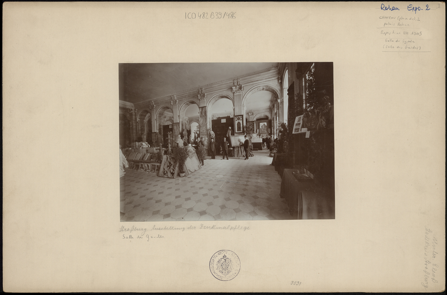 Vue d’ensemble de l’exposition de 1905 relative aux monuments historiques dans la salle du synode.