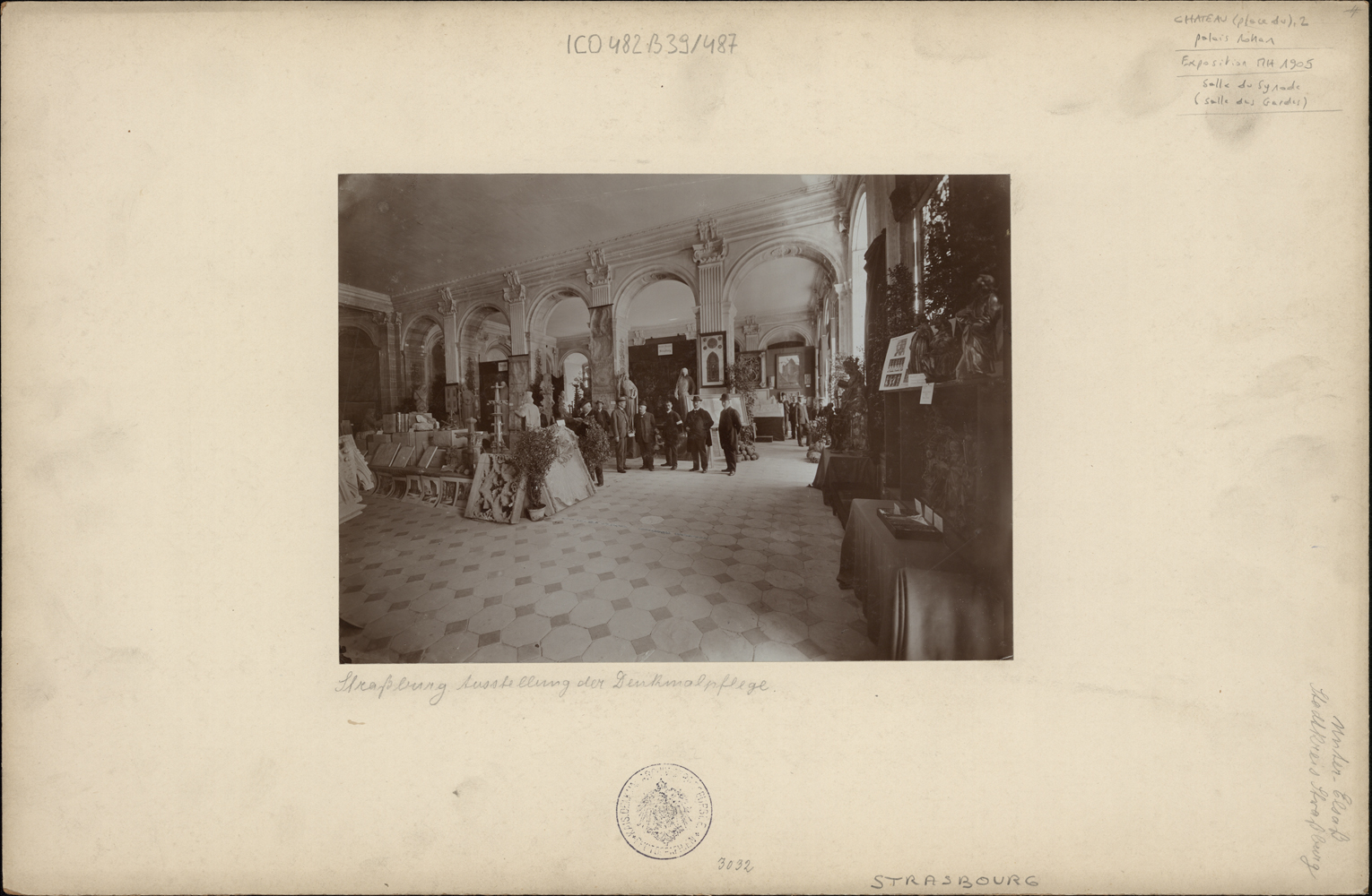 Vue d’ensemble de l’exposition de 1905 relative aux monuments historiques dans la salle du synode.