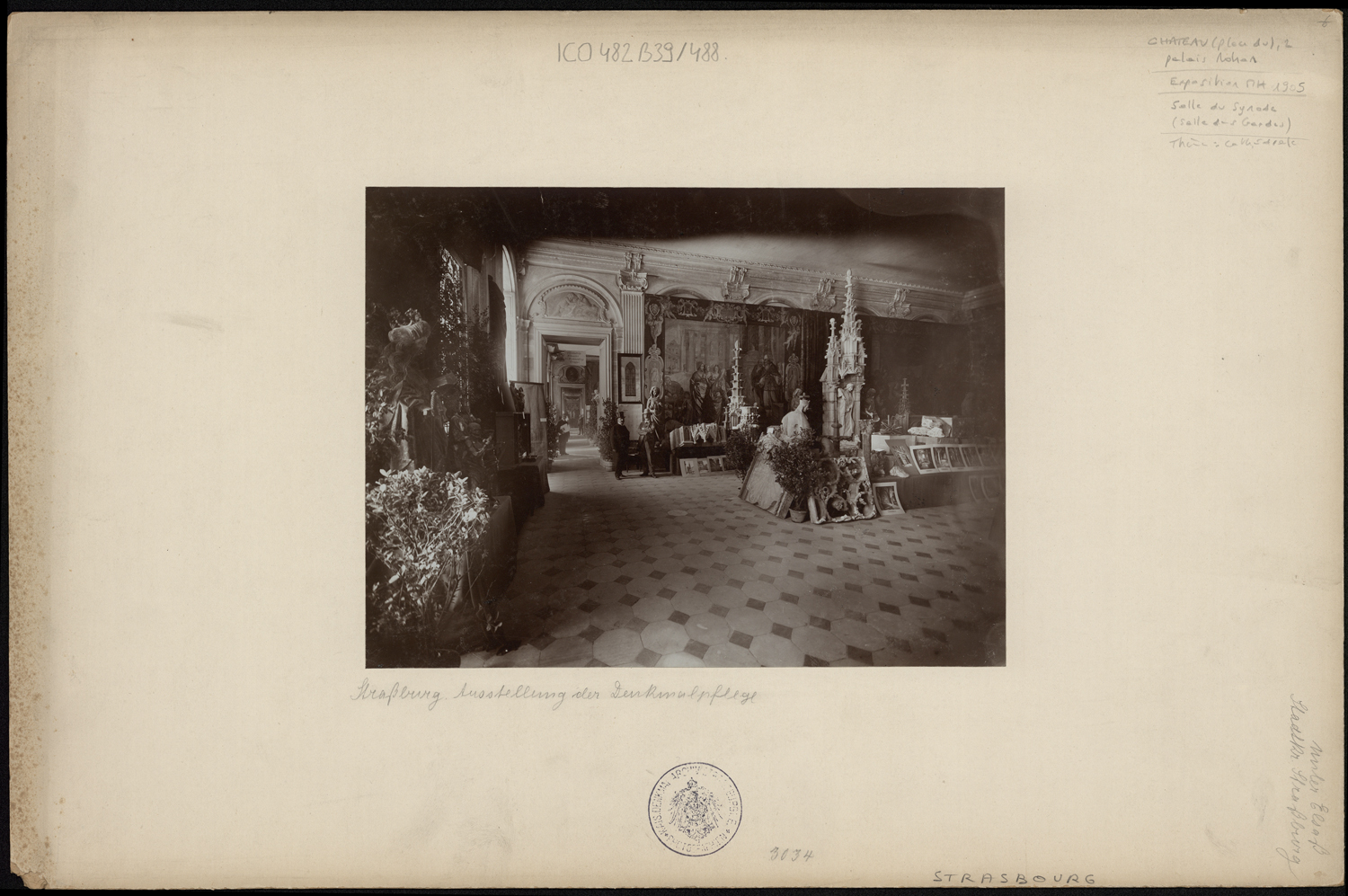 Vue d’ensemble de l’exposition de 1905 relative aux monuments historiques dans la salle du synode (salle consacrée à la cathédrale de Strasbourg).