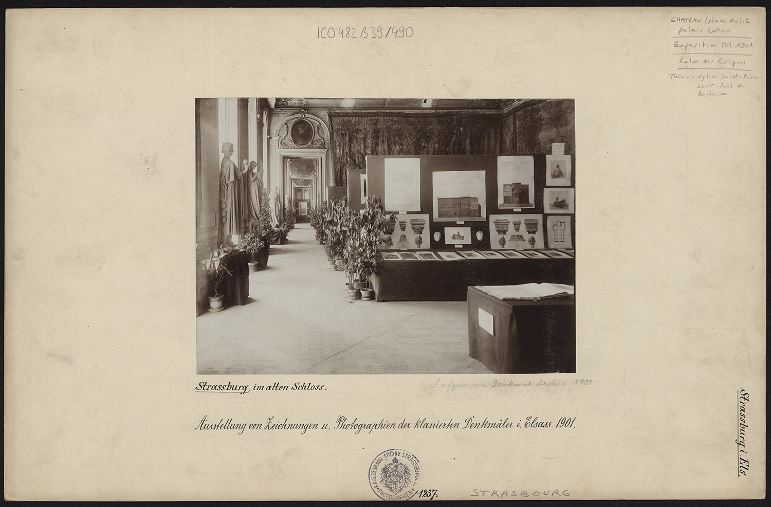 Vue d’ensemble de l’exposition de 1901 relative aux monuments historiques dans le salon des évêques (salle consacrée à l’église Saint-Pierre-et-Saint-Paul de Rosheim).