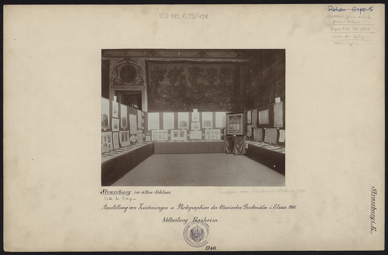 Vue d’ensemble de l’exposition de 1901 relative aux monuments historiques dans le salon des évêques (salle consacrée aux églises).