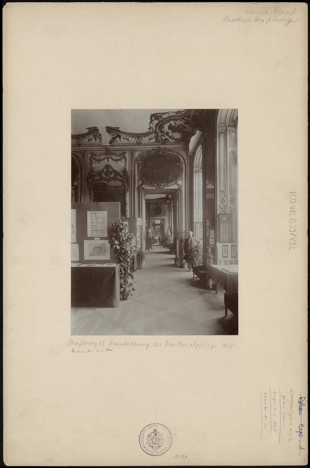 Vue d’ensemble de l’exposition de 1905 relative aux monuments historiques dans l’enfilade vers l’est depuis la chambre du roi.