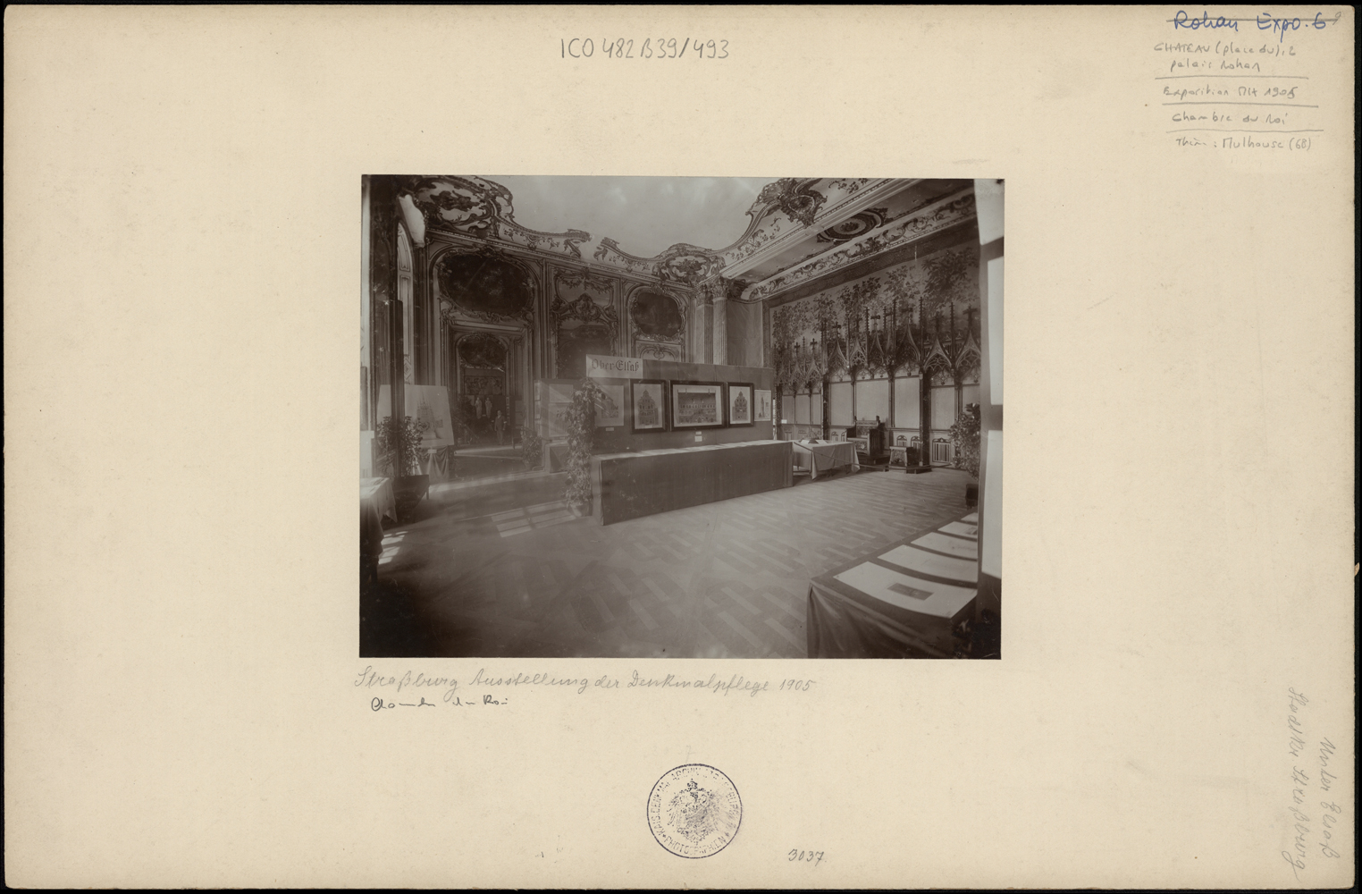 Vue d’ensemble de l’exposition de 1905 relative aux monuments historiques dans la chambre du roi (salle consacrée à Mulhouse).