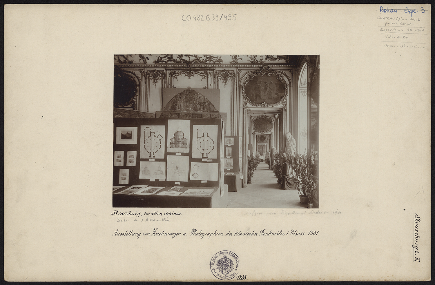 Vue d’ensemble de l’exposition de 1901 relative aux monuments historiques dans la chambre du roi (salle consacrée à Ottmarsheim).