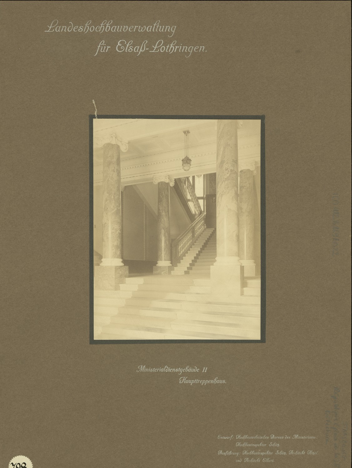 Vue intérieure du vestibule d’entrée et du départ de l’escalier d’honneur.