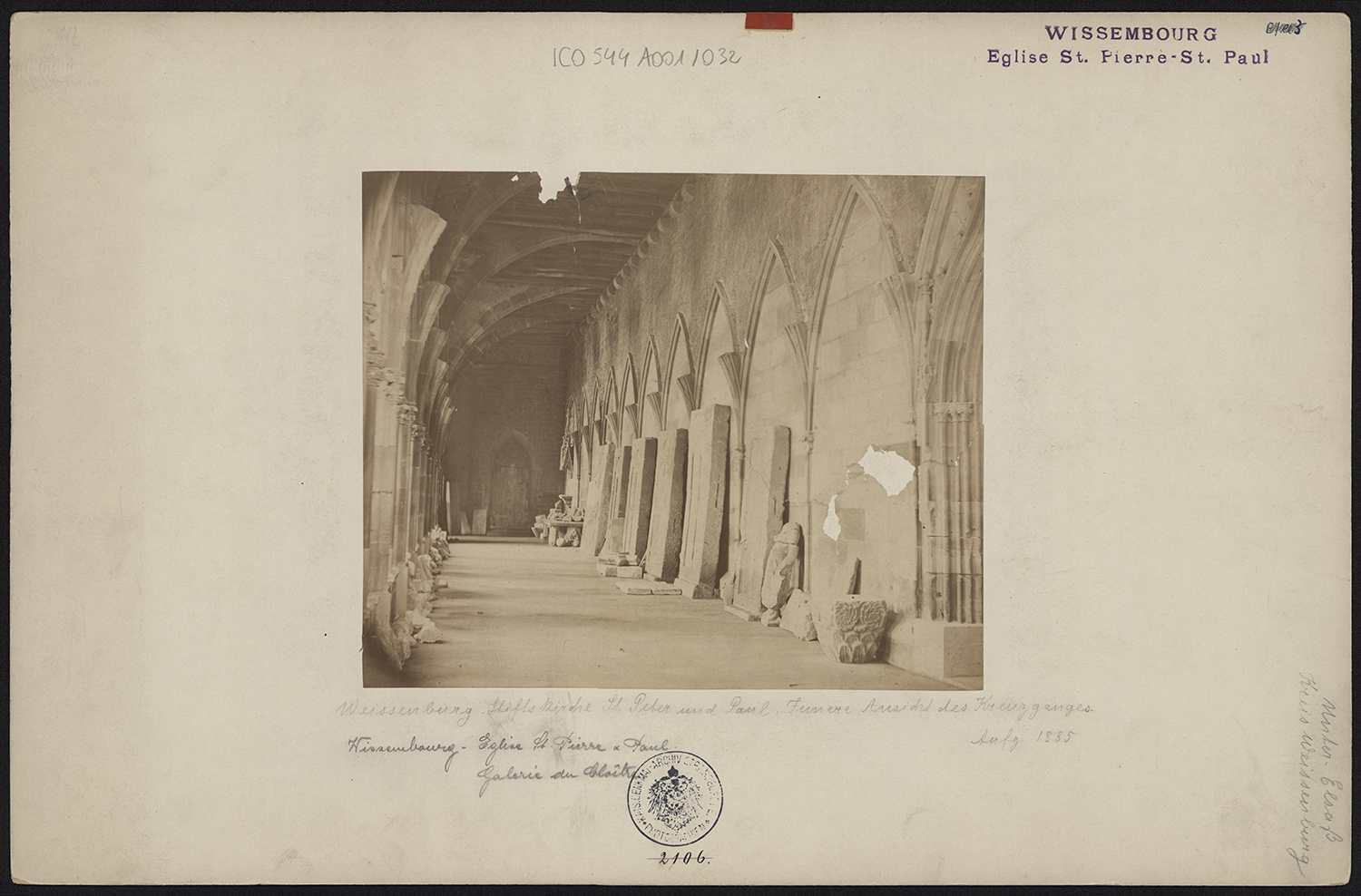 Cloître, vue intérieure.