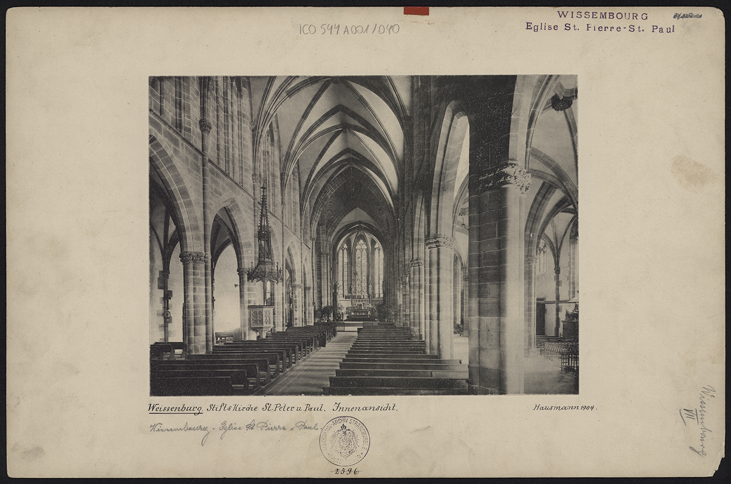 Vue d’intérieur de la nef et du choeur.