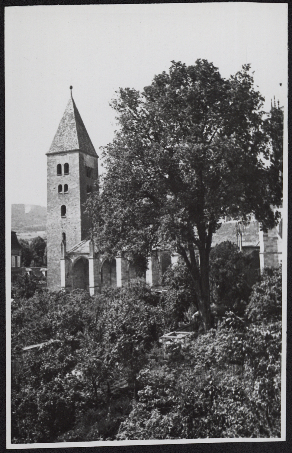 Vue de de la façade sud et de la tour occidentale.