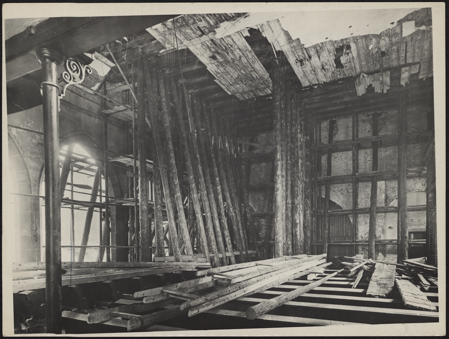 Dommages de guerre, vue d’intérieur de l’angle nord-est étayé de la nef.