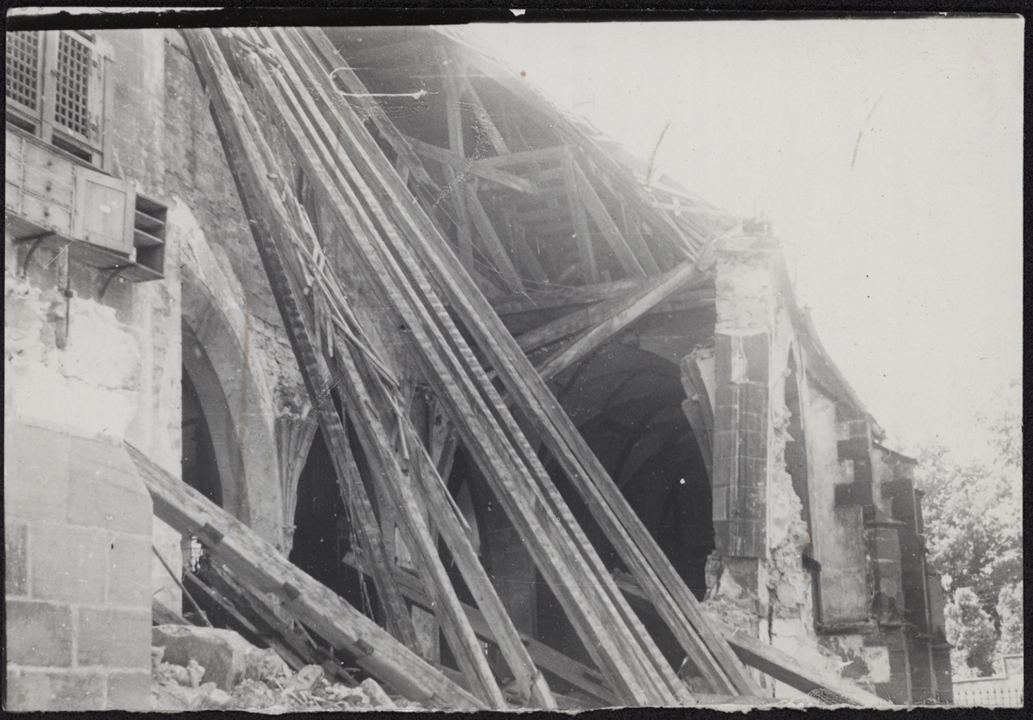 Dommages de guerre, vue d’ensemble du bas-côté nord.