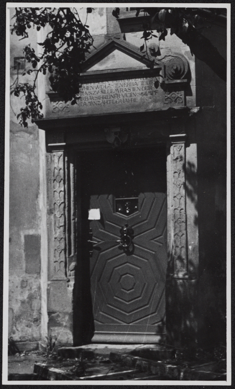 Vue de détail de la porte d’accès au vestibule et à l’escalier.