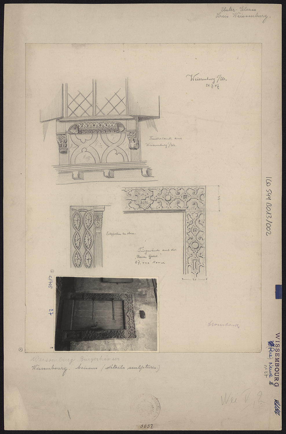 Vue de détail de la porte d’entrée et élévations de son décor, élévation d’un pan de bois.