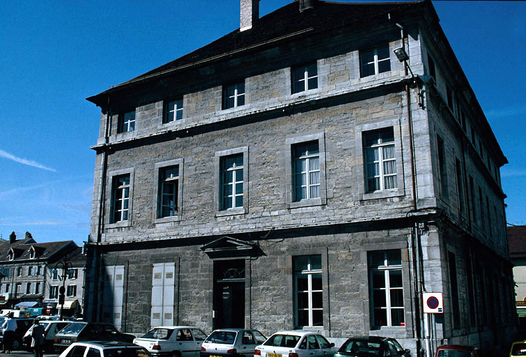 Façade latérale ouest sur l'avenue de la République