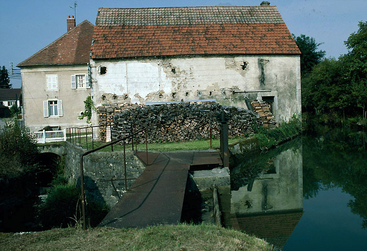 Canal d'amenée et déversoir, moulin, grange et table (ancien battoir)