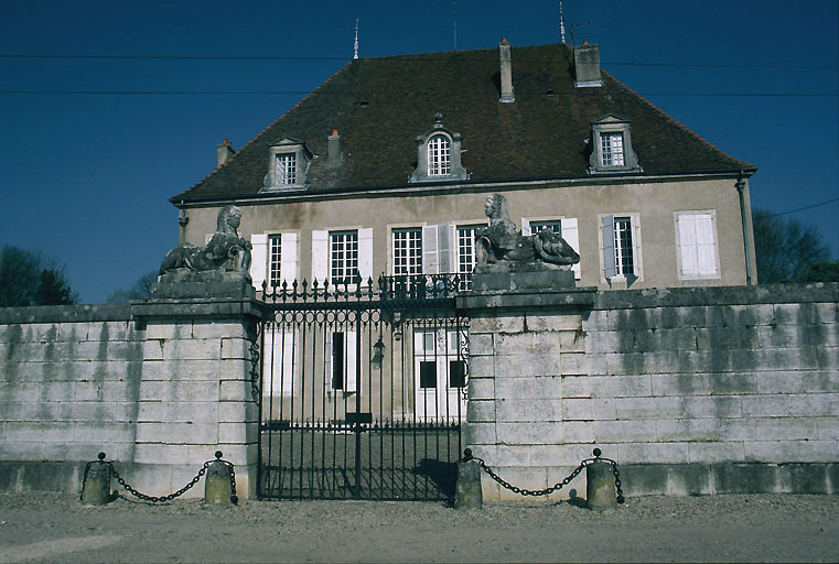 Portail d'entrée dans la cour d'honneur et façade antérieure du corps de logis