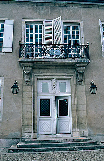 Corps de logis : façade antérieure sur cour : entrée