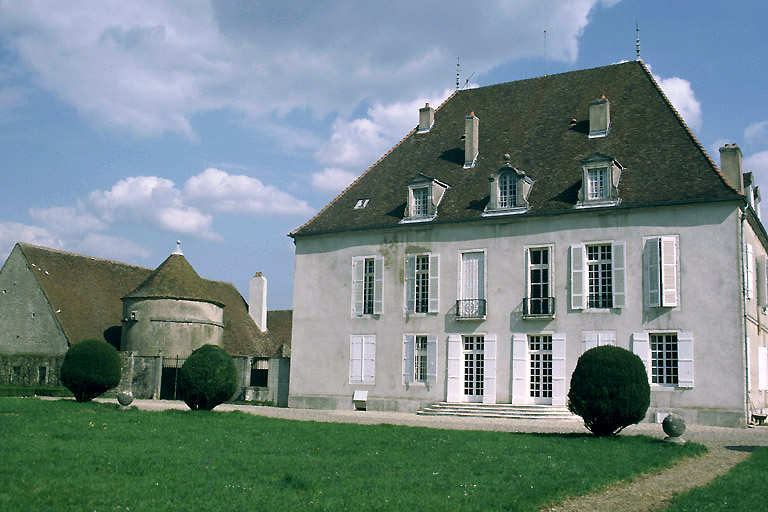 Communs avec pigeonnier et corps de logis vus depuis l'ouest