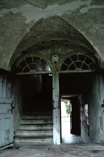 Bâtiment principal : escalier central et passage entre la cour et la galerie