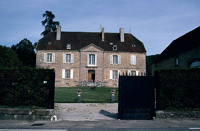 Corps de logis : cour et bâtiments des communs sud vus depuis la cour