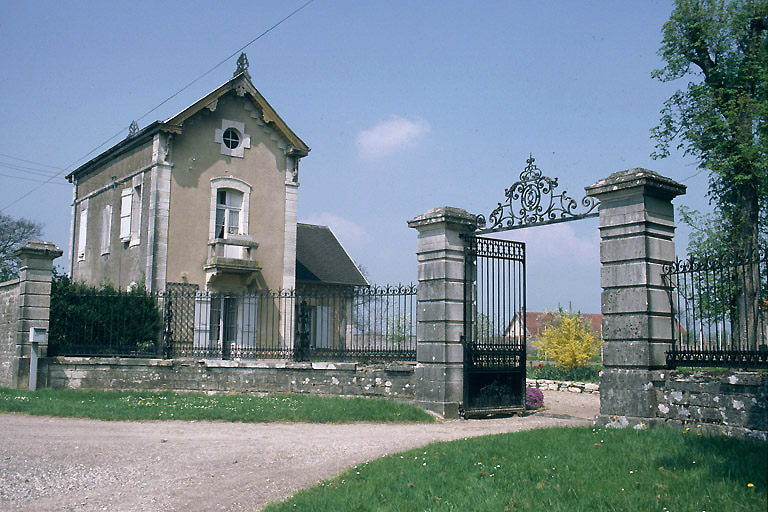 Maison du jardinier et portail d'entrée