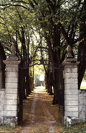 Portail d'entrée dans la propriété et avenue