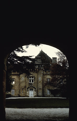 Logis vu depuis l'entrée dans la cour à travers les communs