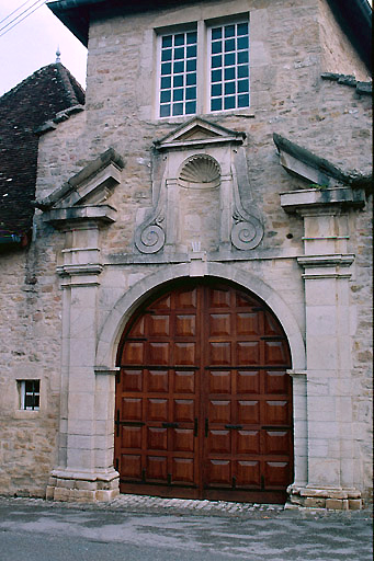 Bâtiment d'entrée : portail