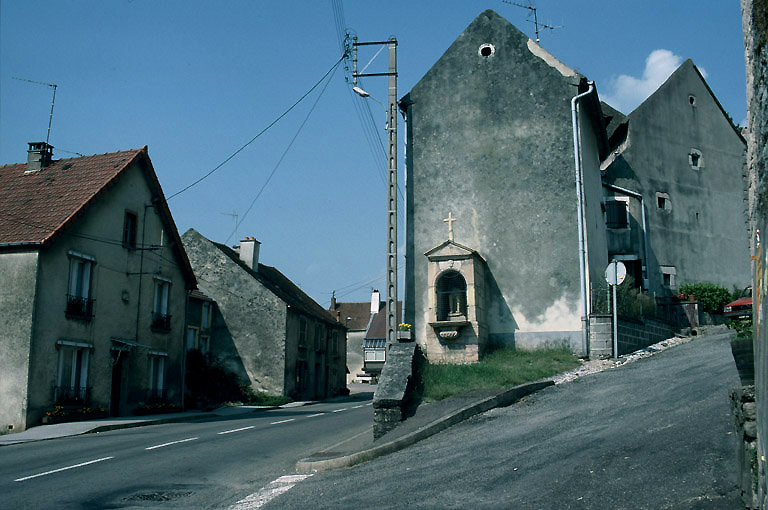 Vue d'ensemble dans le village à une intersection