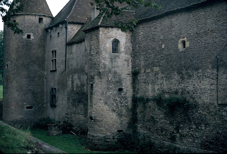 Fossé et flan nord avec la tour sur l'angle nord-est et la tour de la chapelle sur le pan