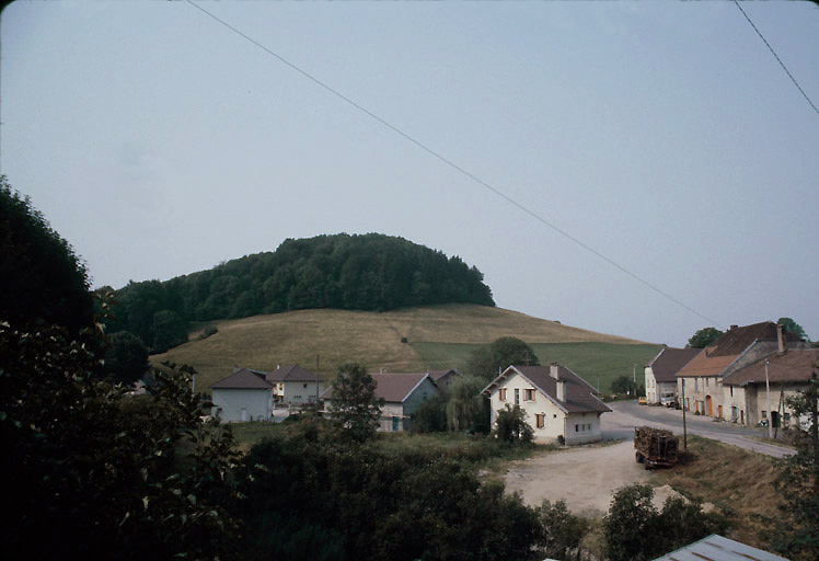 Butte du château dominant le village au sud-ouest