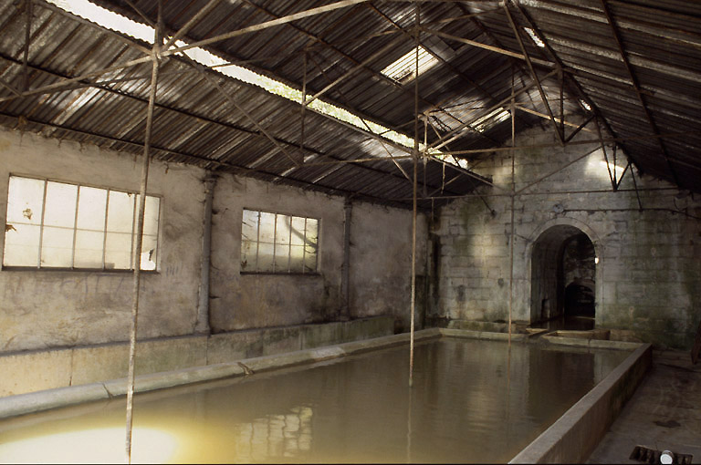 Intérieur du lavoir avec la fontaine au fond