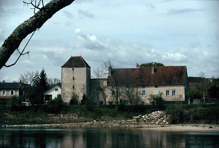 Enceinte côté est avec la porte du pont, vue extérieure.
