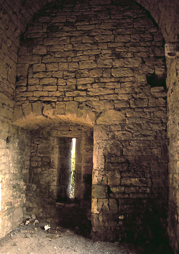 Porte du pont, passage de la porte : embrasure de tir latéral.