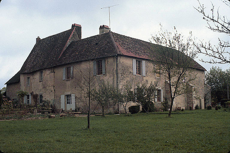 Logis et église : élévations nord et est.