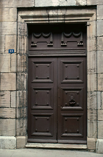 Façade antérieure, rue Reclosière : porte d'entrée.