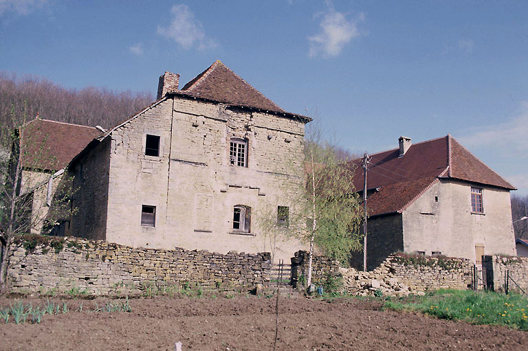 Ensemble vu du sud-est depuis l'ancien jardin.