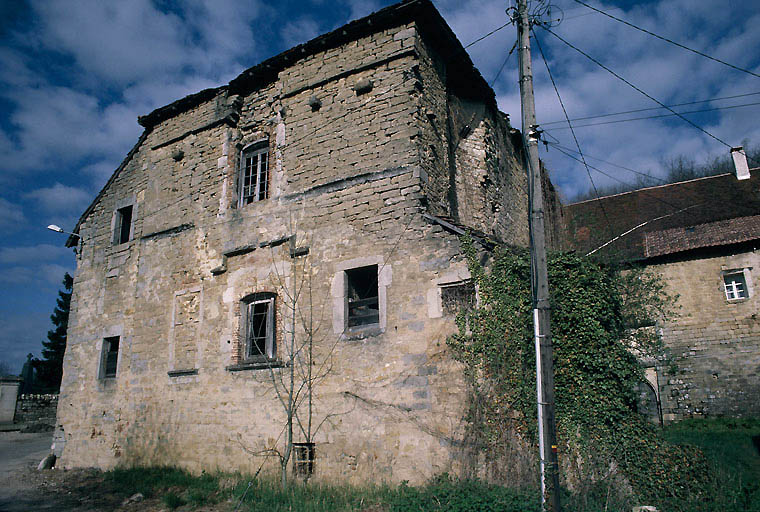 Aile sud : logis et cour vues depuis l'est.