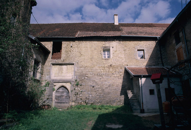 Aile ouest : façade est sur cour.