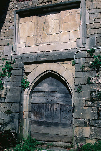 Aile ouest, façade est sur cour : entrée dans la grande cave.