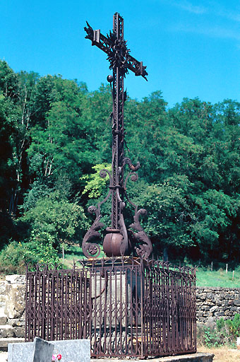 Croix de mission devant l'église